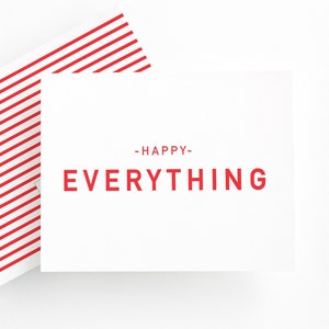 Puede incluir: Una tarjeta blanca con rayas rojas en la parte posterior. La parte delantera de la tarjeta tiene el texto "Happy Everything" en rojo.