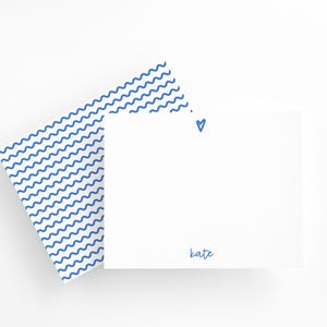 Juego de papelería personalizada en azul náutico, tarjetas de escritura veraniegas personalizadas con corazón, tarjetas planas para cartas de campamento o playa.