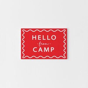 Postal de "Hola desde el campamento", papelería para campamentos de verano, correo para campamentos infantiles, tarjeta divertida para campistas, postal roja brillante para cartas a casa.