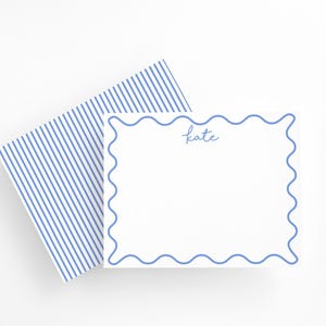Gepersonaliseerde briefpapierset met blauwe geschulpte rand, bedankkaartjes voor kinderen, blauw traditioneel briefpapier babymeisje