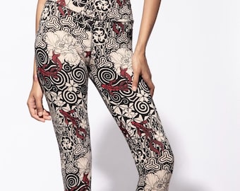 Legginsy Nagomi – kremowo-czarne z czerwonymi rybkami Koi – bawełniane legginsy do jogi z elastanem – legginsy na co dzień – strój na siłownię – unisex