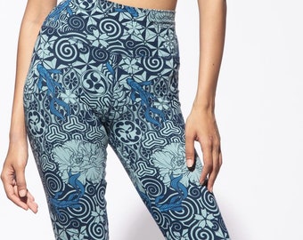 Leginsy Nagomi – niebieskie z granatowym motywem ryby Koi