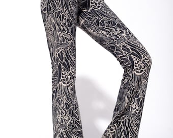 Rozszerzane legginsy - Czarne FEATHER Rozszerzane legginsy - Legginsy z cholewką - Wysoki stan - Odzież do jogi - Odzież do tańca - Odzież uliczna - Cholewka - Odzież sportowa