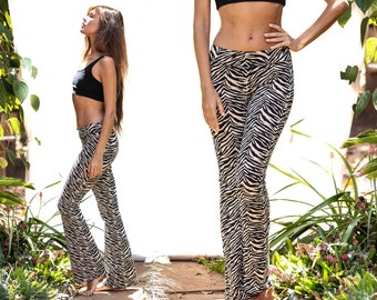 Kremowo-czarne spodnie z nadrukiem zebry, legginsy z rozszerzanymi nogawkami, spodnie do jogi z cholewką, legginsy z rozszerzanymi nogawkami, odzież z nadrukiem zebry, rajstopy z nadrukiem