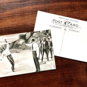 Puede incluir: Una postal vintage en blanco y negro con un grupo de hombres en una playa. Un hombre está levantando los brazos en el aire, mientras los demás miran. La postal tiene el texto "SMALL KAT STUDIOS POST CARD FOR CORRESPONDENCE FOR ADDRESS ONLY" impreso en la parte posterior.