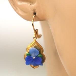 Blaue Blumen Ohrringe: Porzellan Violett, vergoldete Brisuren