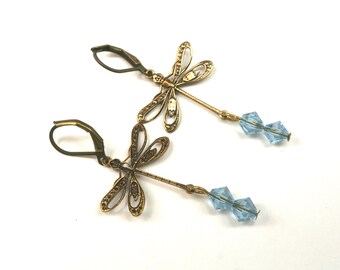Brincos de libélula de latão: joias de insetos com cristais Swarovski azuis