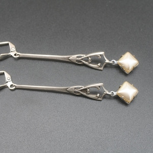 Pendientes colgantes Art Déco de plata mate con perla color crema