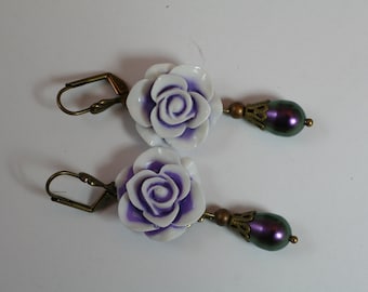 Boucles d’oreilles à dos à levier de rose en résine violette, Swarovski Pearl Irredentist Purple Victorian Jewelry Shabby Chic Rose Jewelry