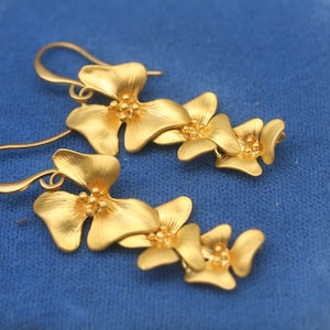 Gouden orchidee drop oorbellen – Mat bloemen bruidssieraden