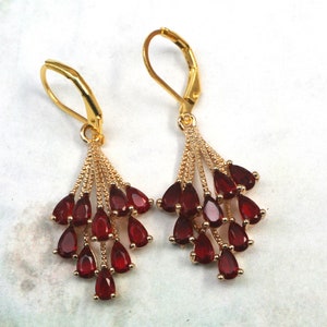 Pendientes Art Déco rojos: cierre de palanca chapado en oro, estilo vintage de los años 20.