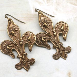 Grote fleur de lis-oorbellen - statement oorbellen - Franse sieraden - grote drop oorbellen - messing oorbellen - vintage geïnspireerd - cadeau voor haar