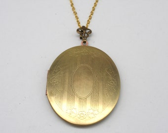 Vintage Locket- Vintage Jewelry- Oval Brass Locket- Big Locket- Picture Photo Locket- Locket Necklace- Ladies Locket