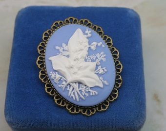 Broche Lily Of The Valley - Broche Azul e Branco - Broche Camafeu - Broche de Flor - Broche Feminino - Broche de Casaco - Presente para Sua Amiga Mãe