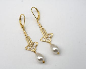 Pendientes Art Déco con Perlas en Forma de Lágrima: Inspirados en la época, bañados en oro