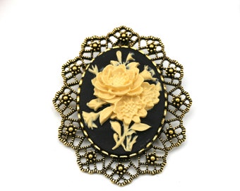 Broche ou colar com camafeu de rosa creme e alfinete de flor em ouro antigo