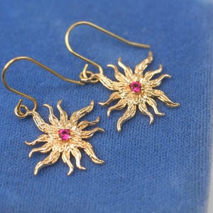 Gold Starburst Ohrringe: Rubinrote CZ Himmlische Ohrringe