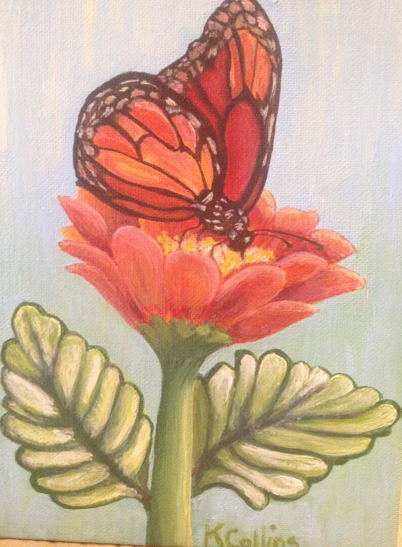 Op de afbeelding: Een schilderij van een monarchvlinder met oranje en zwarte vleugels die op een rode bloem met groene bladeren zit. De achtergrond is lichtblauw.