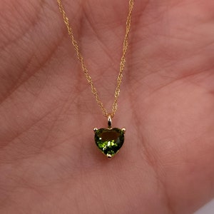Halsband med hjärtformad peridot i 14 karat guld, peridothänge, halsband med födelsesten i augusti, presenter i sista minuten