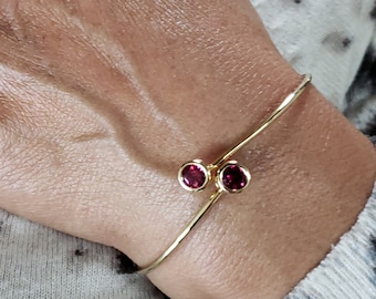 14Kt Gold Rubin Armband, Rubin Armreif, Rubin Lünette Armband, flexible Armreif, Juli Birthstone Armband