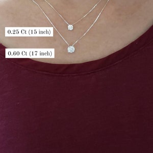 Puede incluir: Dos collares de plata con colgantes de diamantes. El collar superior tiene un colgante de diamante m&aacute;s peque&ntilde;o y mide 15 pulgadas de largo. El collar inferior tiene un colgante de diamante m&aacute;s grande y mide 17 pulgadas de largo.