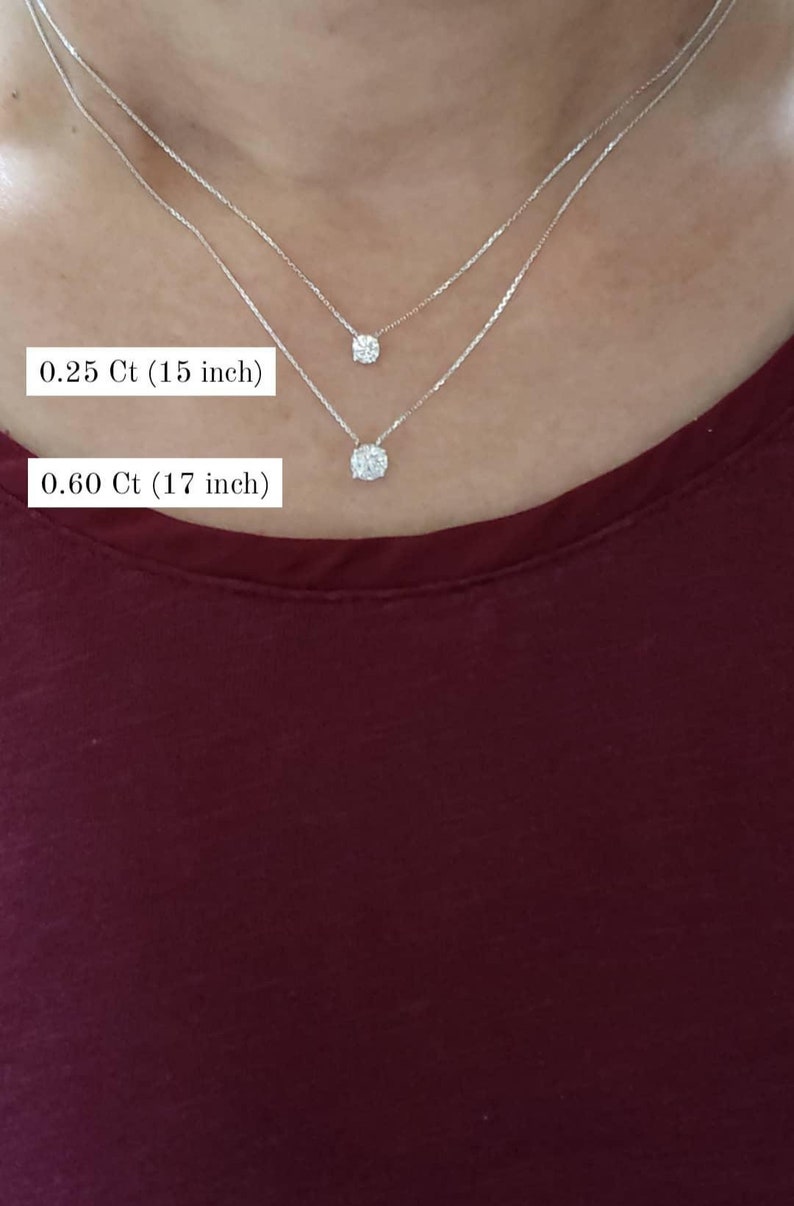 Puede incluir: Dos collares de plata con colgantes de diamantes. El collar superior tiene un colgante de diamante m&aacute;s peque&ntilde;o y mide 15 pulgadas de largo. El collar inferior tiene un colgante de diamante m&aacute;s grande y mide 17 pulgadas de largo.
