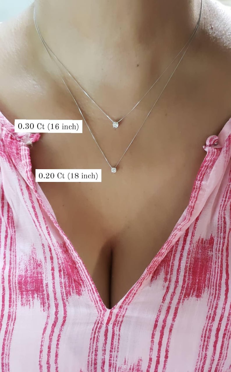 Puede incluir: Dos collares de plata con peque&ntilde;os colgantes de diamantes. El collar superior mide 40,6 cm de largo y tiene un diamante de 0,30 quilates. El collar inferior mide 45,7 cm de largo y tiene un diamante de 0,20 quilates.