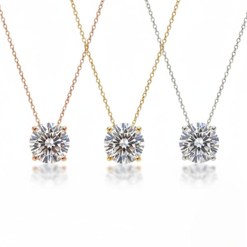 Collar solitario con diamantes cultivados en laboratorio y diamantes blancos engastados en oro de 14 quilates. imagen 11