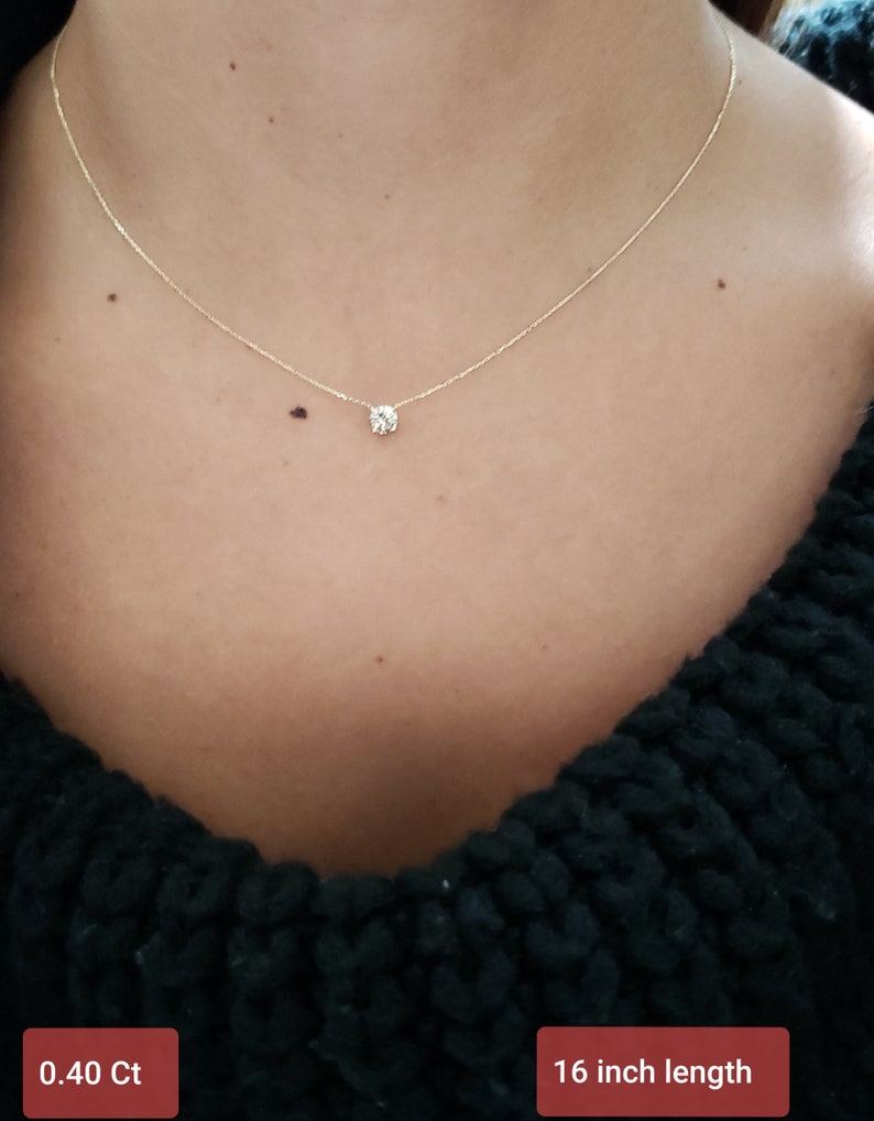 Puede incluir: Un delicado collar de cadena de oro con un solo colgante de diamante redondo y transparente. El collar mide 40,64 cm de largo y el diamante 0,40 quilates.