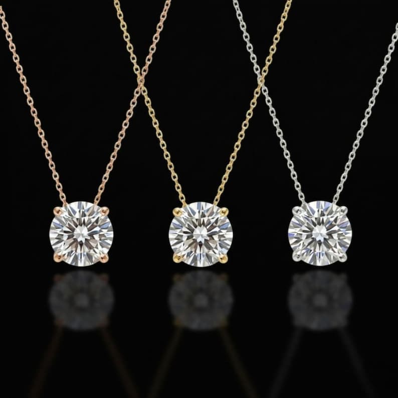 Collar solitario con diamantes cultivados en laboratorio y diamantes blancos engastados en oro de 14 quilates. imagen 12