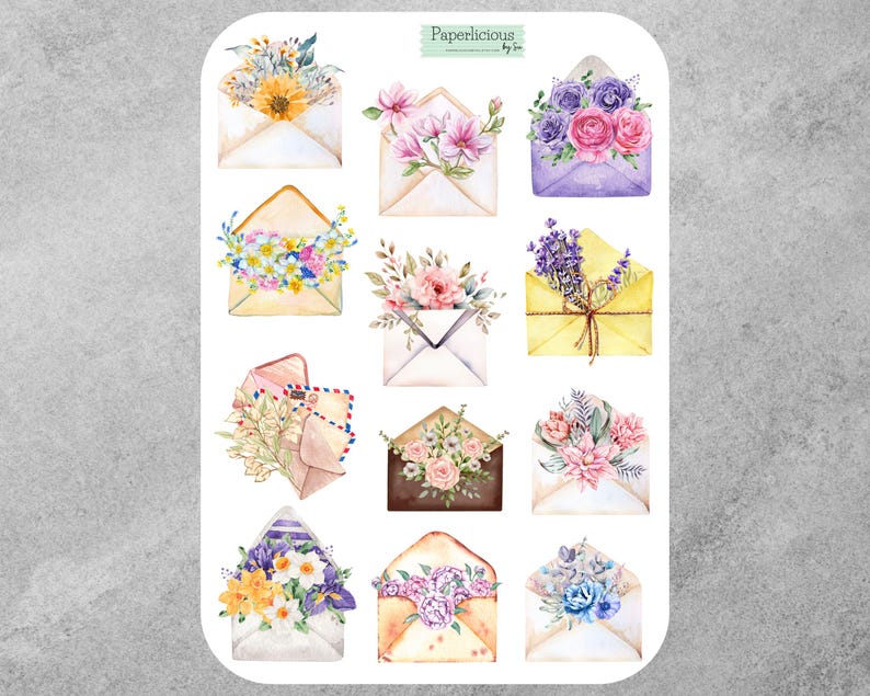 Op de afbeelding: Een stickervel met aquarel illustraties van enveloppen gevuld met bloemen. De enveloppen zijn in verschillende kleuren, waaronder geel, paars en bruin, en de bloemen omvatten rozen, lavendel en madeliefjes. De tekst "Paperlicious by Sue" staat bovenaan.
