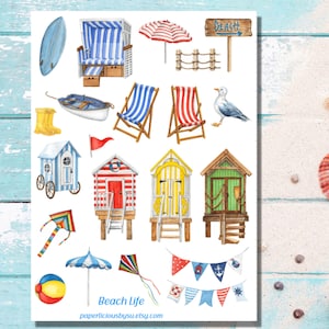 Könnte beinhalten: Ein Set bunter Strand-Sticker mit Strandstühlen, Strandhütten, einem Surfbrett, einer Möwe, einem Drachen, einem Strandball, einem Sonnenschirm und einem Banner mit dem Text "Beach Life".