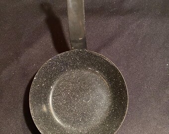 Sartén pequeña de esmalte moteada en blanco y negro