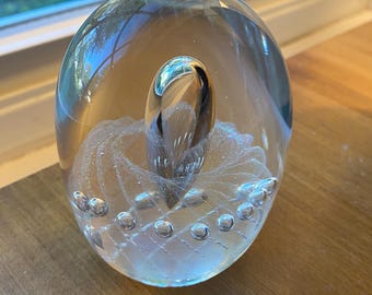 Pisapapeles de esfera de cristal artístico de Lundberg Studios, firmado por Cantor.