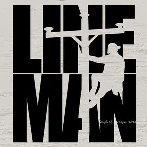 Op de afbeelding: Zwart-wit silhouetontwerp van een lijnwerker die aan een stroomlijn werkt. Het ontwerp zegt "Line Man" met het silhouet van de lijnwerker in het midden van het woord "Man".