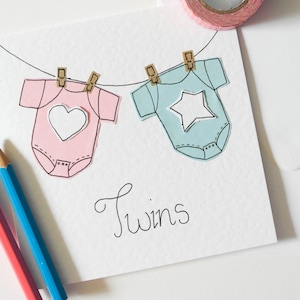 Carte de voeux de jumeaux garçon et fille. Carte de naissance faite main. Naissance d'un nouveau bébé jumeau. Carte plusieurs bébés.