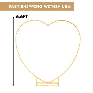 Könnte beinhalten: Ein goldfarbener herzförmiger Metallbogen, etwa 2 Meter hoch, mit rechteckigem Sockel. Der Bogen ist für Eventdekorationen konzipiert. Der Text "FAST SHIPPING WITHIN USA" befindet sich oben.