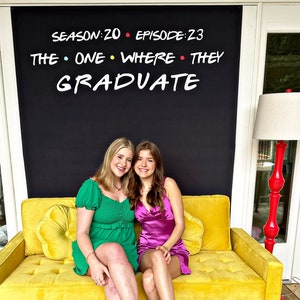 Peut inclure: Deux personnes sont assises sur un canapé jaune devant un tableau noir avec le texte "SEASON: 20 EPISODE: 23 THE ONE WHERE THEY GRADUATE" écrit dessus. La personne à gauche porte une robe verte et la personne à droite porte une robe rose.