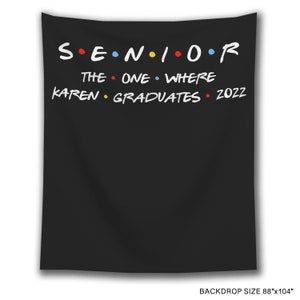 Puede incluir: Tel&oacute;n de fondo negro con texto blanco que dice "S.E.N.I.O.R. THE ONE WHERE KAREN GRADUATES 2022". El tel&oacute;n de fondo mide 88 pulgadas por 104 pulgadas.