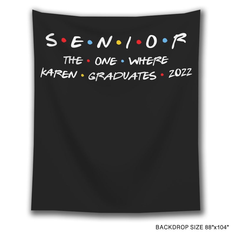 Puede incluir: Tel&oacute;n de fondo negro con texto blanco que dice "S.E.N.I.O.R. THE ONE WHERE KAREN GRADUATES 2022". El tel&oacute;n de fondo mide 88 pulgadas por 104 pulgadas.
