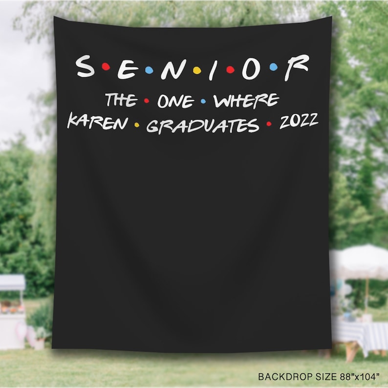 Puede incluir: Fondo negro con texto blanco que dice "Senior. The one where Karen graduates 2022". El texto est&aacute; estilizado como el popular programa de televisi&oacute;n "Friends".