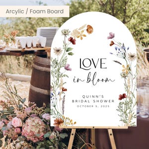 Letrero de bienvenida para despedida de soltera con tablero de espuma arqueado, póster de bienvenida "Amor en Flor" con flores silvestres, letrero de bienvenida floral caprichoso para brunch nupcial - BSS5