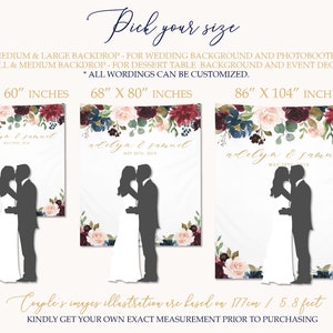 Puede incluir: Tres tama&ntilde;os diferentes de un tel&oacute;n de fondo de boda con un dise&ntilde;o floral de acuarela con flores burdeos, rosa empolvado y azul marino. El tel&oacute;n de fondo tambi&eacute;n incluye una silueta de una pareja bes&aacute;ndose. El texto en el tel&oacute;n de fondo dice "adelyn & samuel" y "May 20th, 2018". Los tama&ntilde;os son 50" x 60", 68" x 80" y 86" x 104".