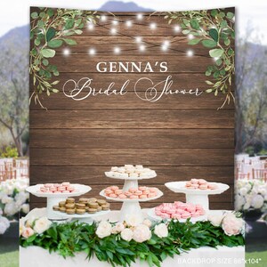 Puede incluir: Tel&oacute;n de fondo de madera r&uacute;stica con vegetaci&oacute;n y luces de cadena, decorado con el texto "GENNA'S Bridal Shower". El tel&oacute;n de fondo mide 86" x 104" y es perfecto para una despedida de soltera o una boda.