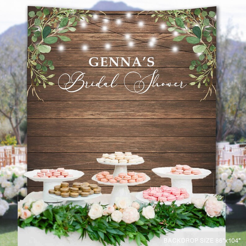 Puede incluir: Tel&oacute;n de fondo de madera r&uacute;stica con vegetaci&oacute;n y luces de cadena, decorado con el texto "GENNA'S Bridal Shower". El tel&oacute;n de fondo mide 86" x 104" y es perfecto para una despedida de soltera o una boda.