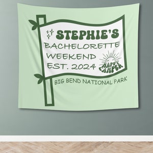 GEDRUCKTER Lager Bachelorette Wochenende Flagge, Camping Junggesellinnenabschied Schild, Bachelorette Wandteppich, Benutzerdefinierte Kulisse Camping Wandern - BB430