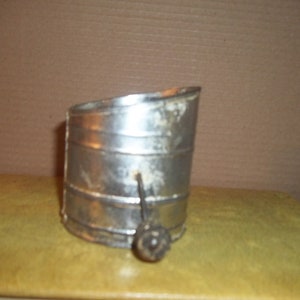 Kitchen Flour Sifter~ Cute 1 CUP SIZE~ Working well-All original~Display or Use~