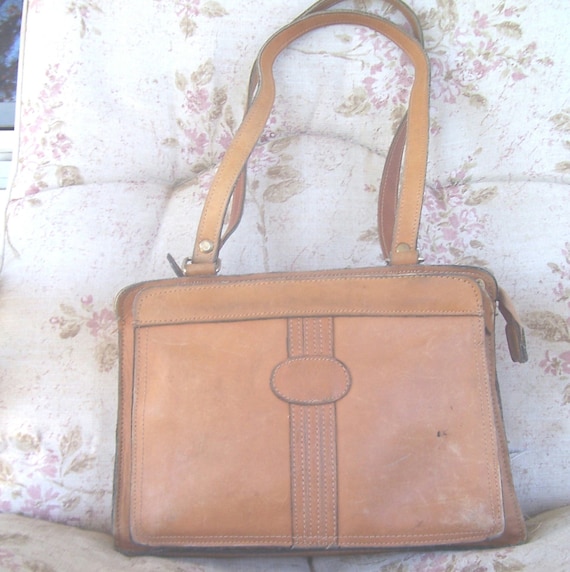 VINTAGE 1955 Women Leather tailored Handbag, two pocket plus inside pocket, two lined handles, gusseted construction, full metal zippers