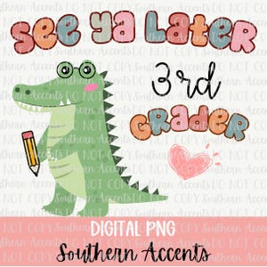 Könnte beinhalten: Ein grüner Alligator mit Brille hält einen Bleistift und steht neben dem Text "See ya Later 3rd Grader". Der Text ist in bunten, blasenartigen Buchstaben. Ein rosa Herz ist in der rechten unteren Ecke gezeichnet. Das Bild hat einen weißen Hintergrund.