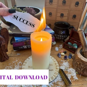 Op de afbeelding: Een brandende kaars met een vlam, die een papier met het woord "SUCCESS" verbrandt. De afbeelding bevat boeken, kristallen, een houten engelbeeld en een vijzel met stamper. De tekst "DIGITAL DOWNLOAD" is onderaan zichtbaar.